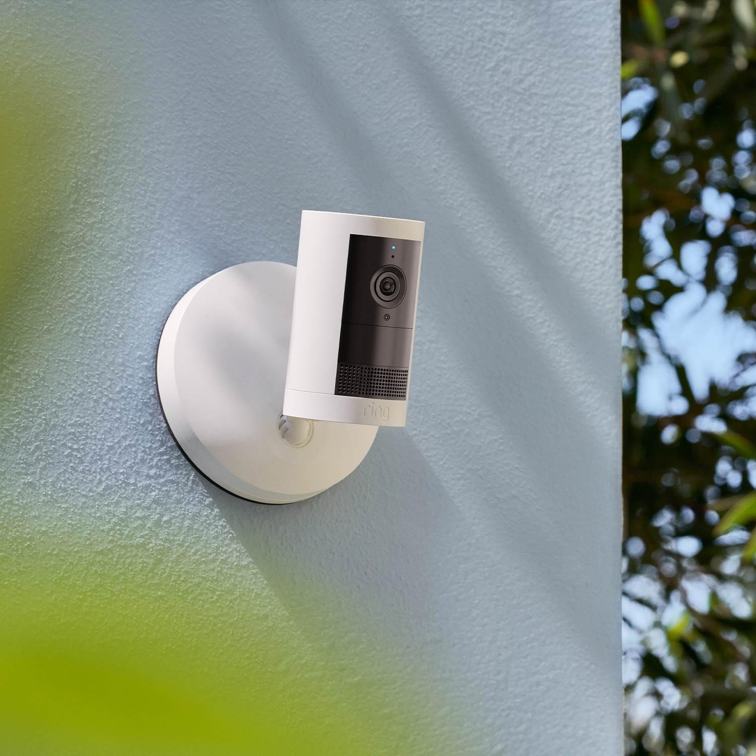 Outdoor Cam Plus Featuring Retinal 2K
